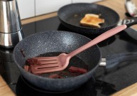 Як легко очистити сковороди від нагару за допомогою підручних засобів?