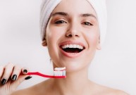 Стоматологи дали однозначну відповідь, коли треба чистити зуби