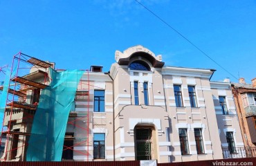 Фарбують коричневим: триває реставрація «шоколадного будинку» у Вінниці (Фото)