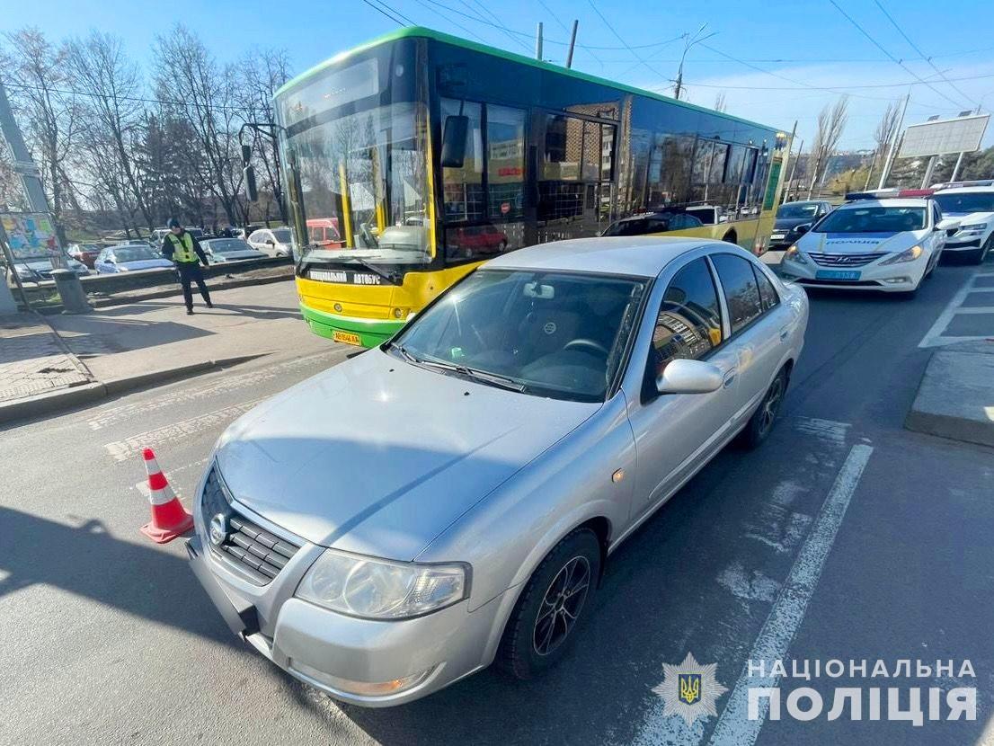 Водій автомобіля Nissan збив жінку на пішохідному переході у Вінниці
