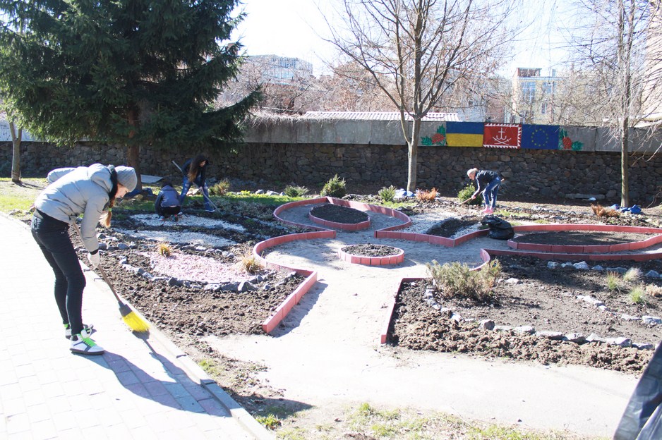 У Вінниці висадили сакури в честь героїв, які загинули, захищаючи Україну (Фото)