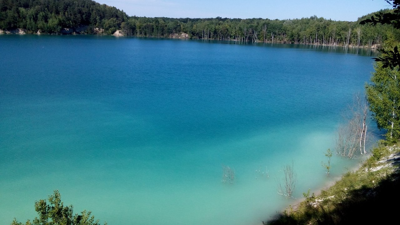 Загублений шматочок раю: озеро з блакитною водою, як на курортах Індонезії, заховалося поблизу Вінниці (Фото+Відео)