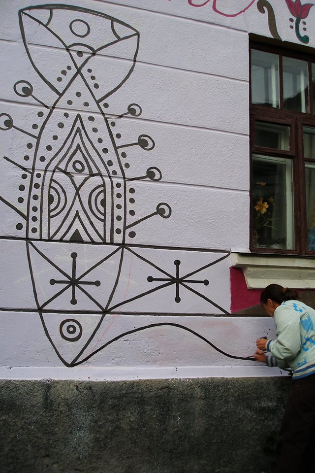 На вінницькій бібліотеці з'явилися кримські орнаменти (Фото+Відео)