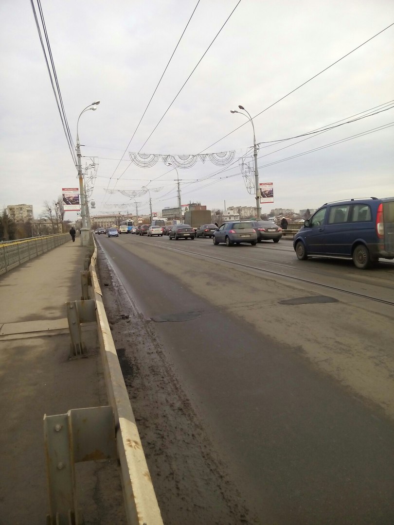 На центральному мосту сталося ДТП. Транспорт стоїть (Фото)