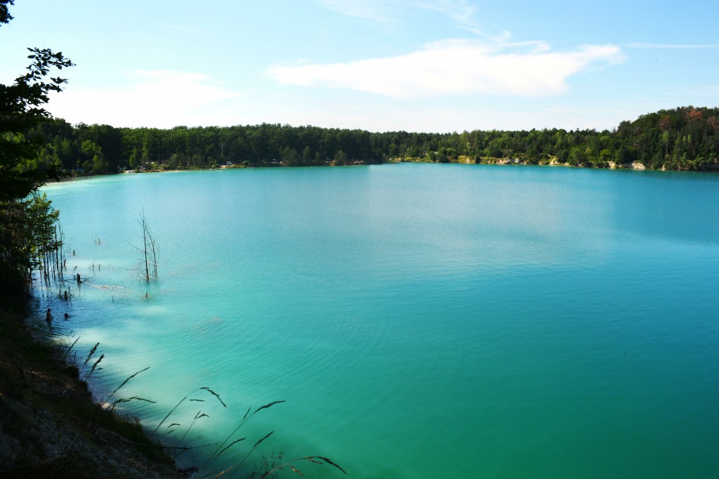Черепашинський кар'єр: бюджетних туристів приваблює озеро з блакитною водою на Вінниччині (Фото+Відео)