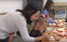 Діти у Вінниці розмальовують імбирне печиво, щоб допомогти ЗСУ 