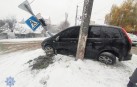 Два авто зіткнулися на перехресті у Вінниці. Lexus пошкодив світлофор (Фото)