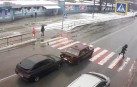 У ВАЗ, який зупинився перед переходом на Хмельницькому шосе, врізався легковик (Відео)