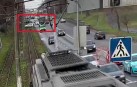 Opel викинуло на трамвайні колії після зіткнення з вантажівкою у Вінниці (Відео)
