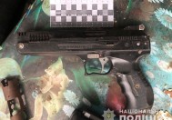 На Вінниччині чоловік у власному будинку виготовляв зброю (Фото+Відео)