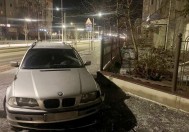 На вулиці Замостянській водій BMW протаранив огорожу та втік (Відео)