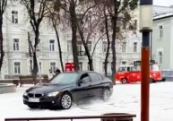 У Вінниці хлопець на чорному BMW влаштував дрифт біля McDonald's. Водія знайшли (Відео)