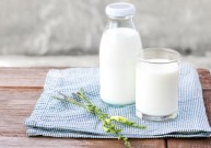 Як можна використовувати прокисле молоко, яке ви не хочете викидати?