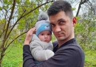Незрячий хлопець доглядає п'ятимісячну доньку після смерті дружини у Вінниці (Фото)