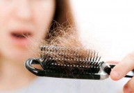 Сильне випадіння волосся влітку: чому так відбувається та що робити?