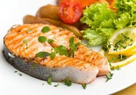 Дієтологи розповіли, які продукти категорично не поєднуються з рибою