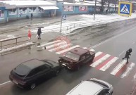 У ВАЗ, який зупинився перед переходом на Хмельницькому шосе, врізався легковик (Відео)