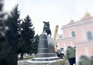 У Тульчині почали демонтувати пам'ятник російському полководцю Суворову 