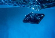 Что делать, если смартфон упал в воду?