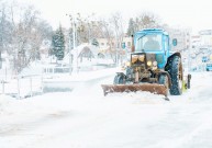 Снігоочисна техніка та 300 двірників прибирають вулиці у Вінниці