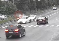Водій Chevrolet врізався у Peugeot на Хмельницькому шосе (Відео)