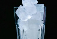 Як швидко дістати кубики льоду з пакета, призначеного для їх зберігання?