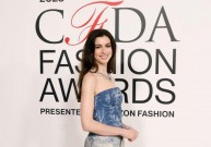 Енн Хетевей у джинсовому костюмі на церемонії CFDA Fashion Awards у Нью-Йорку