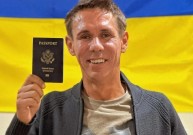 Відомий російський актор похизувався новим паспортом на тлі прапора України