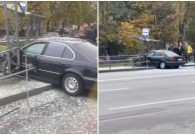 Водій BMW зніс зупинку на вулиці Келецькій. Опублікували запис з вуличних камер (Відео)