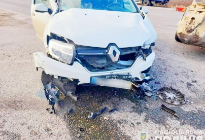 Водій Mercedes зіткнувся з Renault на Вінниччині. Постраждали двоє людей