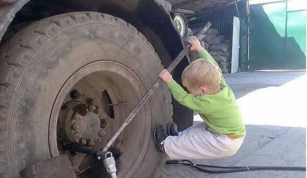 Нужен помощник слесаря для ремонта грузового авто