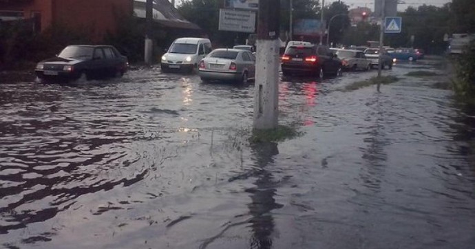 Потужна злива у Вінниці затопила вулиці (Відео)