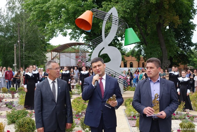 Гройсман у Тульчині відкрив пам’ятник мелодії Щедрик (Фото)