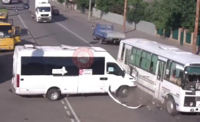 На Ватутіна зіткнулися маршрутка та пасажирський автобус (Відео) 