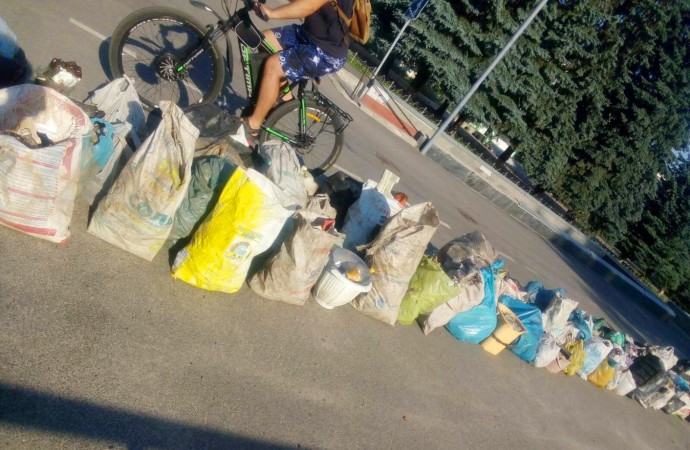 На Київській чоловік вишикував «батальйон» зі сміття (Фото+Відео)