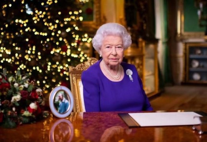 Навіщо королева Єлизавета II зважує гостей до та після різдвяного обіду?