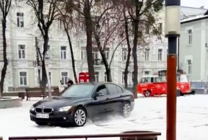 У Вінниці хлопець на чорному BMW влаштував дрифт біля McDonald's. Водія знайшли (Відео)
