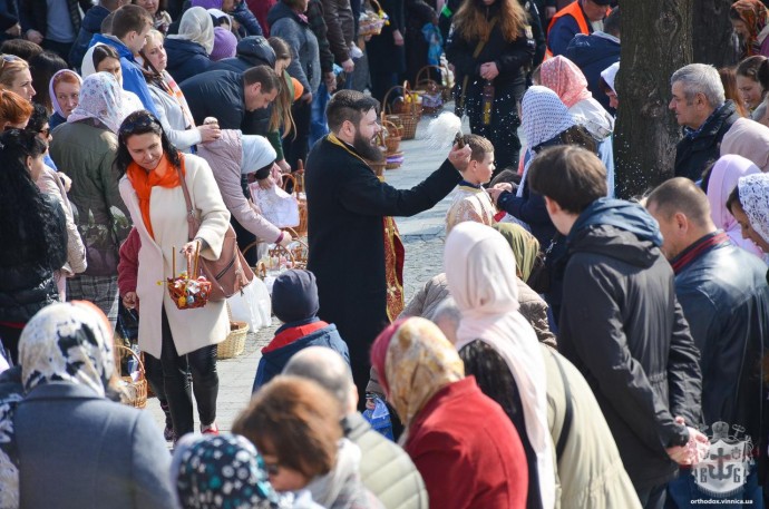 Великдень 2022: до собору у Вінниці прийшли тисячі людей (Фото)