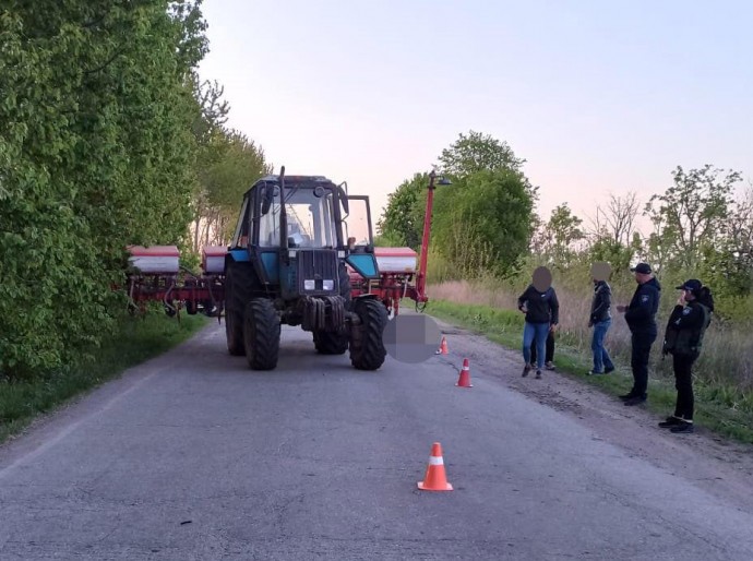 Мотоцикліст не розминувся з трактором, який їхав сіяти на Вінниччині. Чоловік загинув (Фото)
