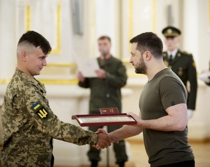 Молодий танкіст з Вінниччини отримав орден «Золота Зірка» з рук Зеленського (Фото)