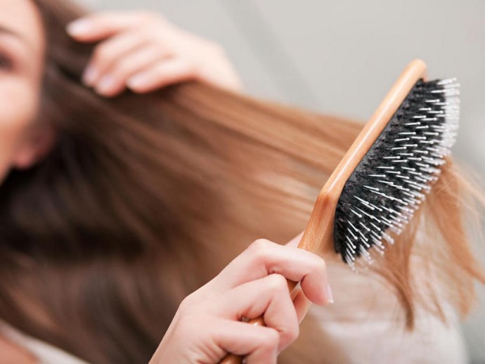 Стилістка назвала головні помилки під час догляду за волоссям у домашніх умовах