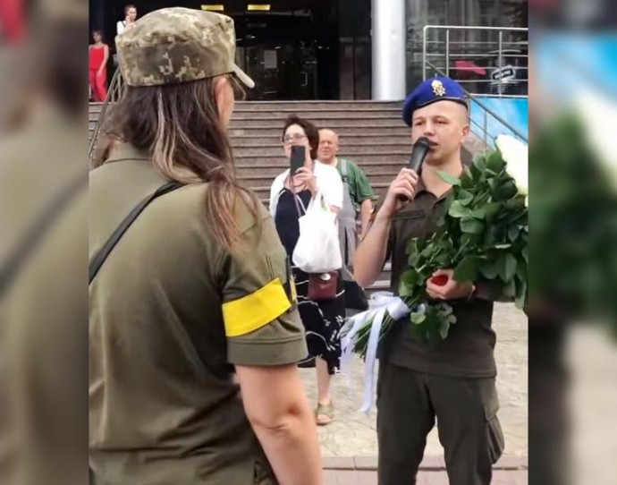 Нацгвардієць освідчився військовій у центрі Вінниці (Відео)