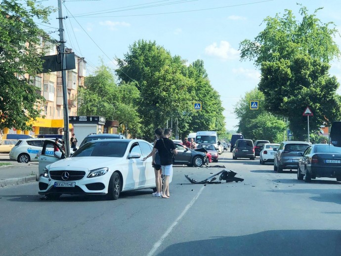 Елітне ДТП: Mercedes та Toyota не поділили перехрестя у Вінниці (Відео)