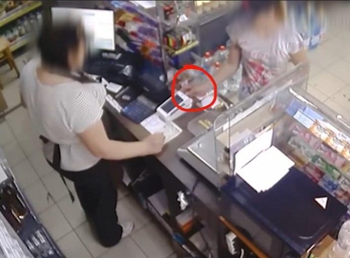 Жінка знайшла банківську картку студента та розраховувалася нею у магазинах Вінниці (Відео)