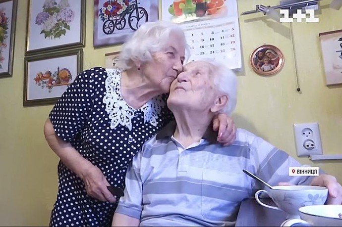 Чоловікові 100 років, а дружині 92: пара з Вінниці потрапило до Книги рекордів України за найдовший шлюб (Фото+Відео)
