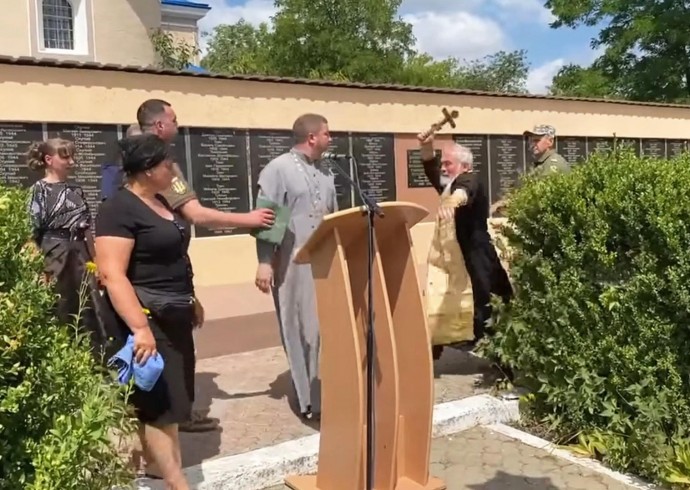 Під час похорону бійця священник Московського патріархату хрестом побив отця ПЦУ на Вінниччині (Відео+Фото)