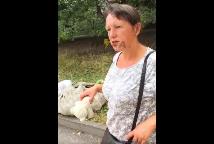 У Вінниці жінка забрала іграшки, які залишили на честь загиблих поблизу Будинку офіцерів (Відео)