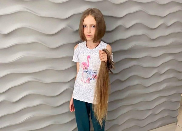 Юна вінничанка обрізала довге волосся, щоб допомогти зібрати кошти для ЗСУ (Фото+Відео)
