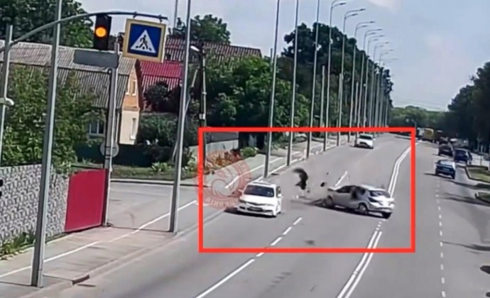 Відлетів від удару: на вулиці Данила Нечая водій автомобіля Opel збив мотоцикліста (Відео)