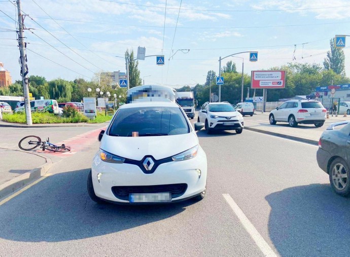 Велосипедист потрапив під колеса Renault у Вінниці